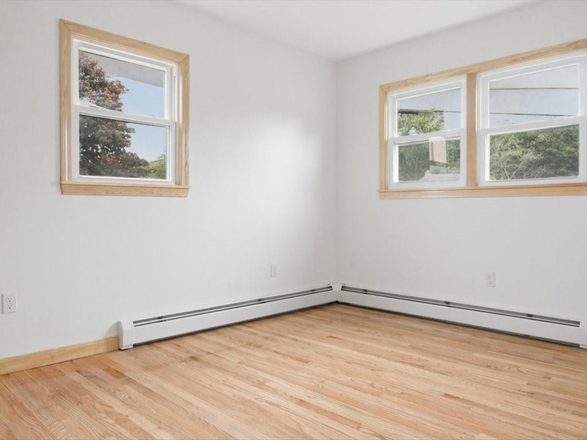 Beautifully Renovated 3BR/2BA Tri-Level Home with Exceptional - photo 14