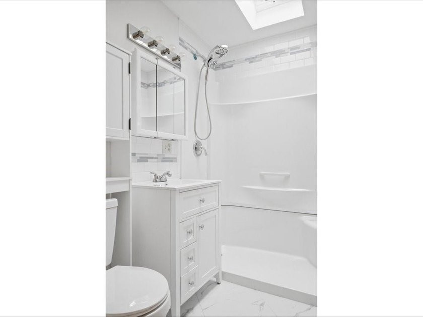 Beautifully Renovated 3BR/2BA Tri-Level Home with Exceptional - photo 17