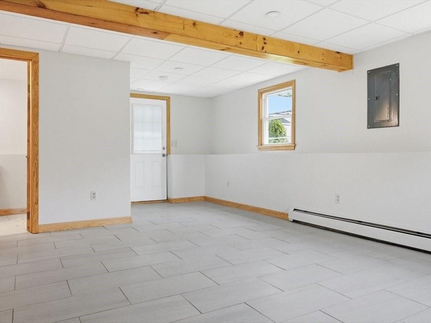 Beautifully Renovated 3BR/2BA Tri-Level Home with Exceptional - photo 18