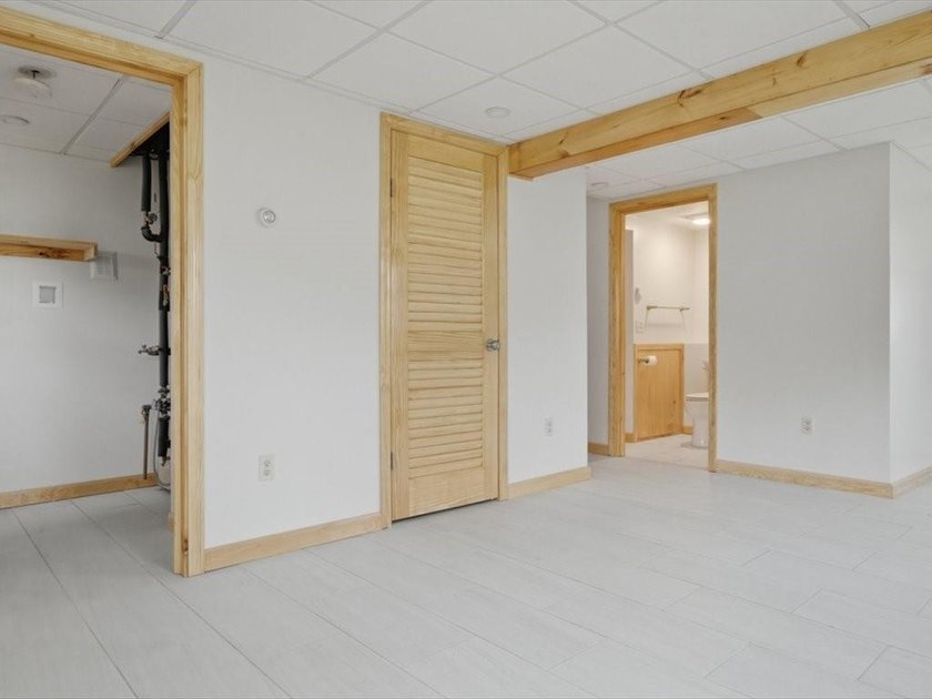 Beautifully Renovated 3BR/2BA Tri-Level Home with Exceptional - photo 19