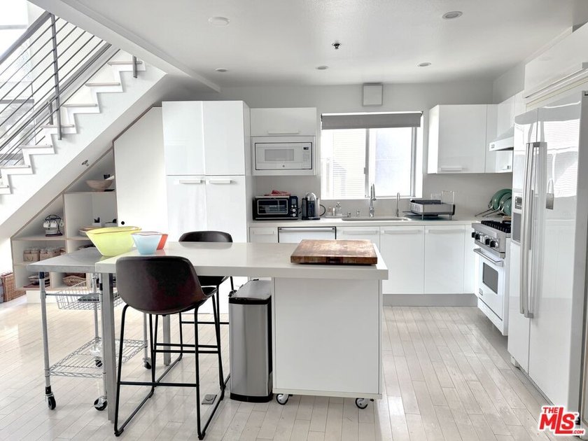 CORNER LOFT | SECOND FLOOR | STUNNING LIGHT l MARINA DEL REY - photo 11