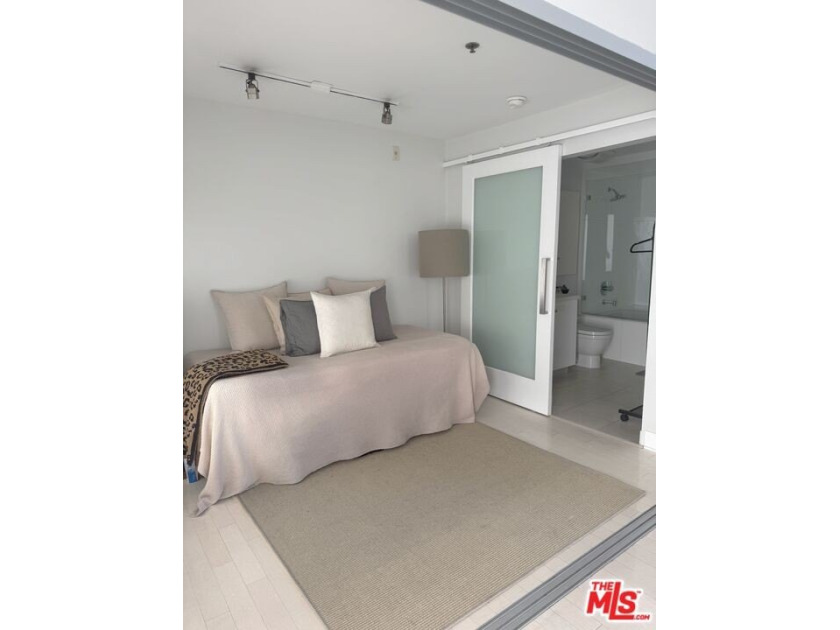 CORNER LOFT | SECOND FLOOR | STUNNING LIGHT l MARINA DEL REY - photo 18