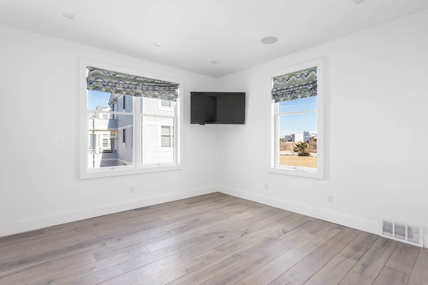 Nestled in the exclusive Hampton Court &amp; Marina community at 580 - photo 18