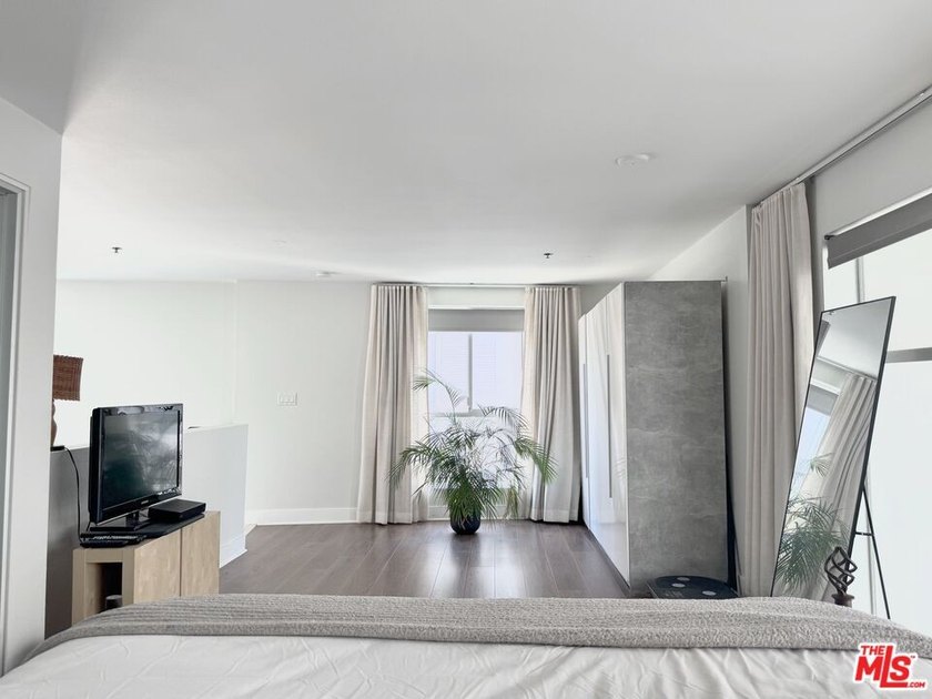CORNER LOFT | SECOND FLOOR | STUNNING LIGHT l MARINA DEL REY - photo 40