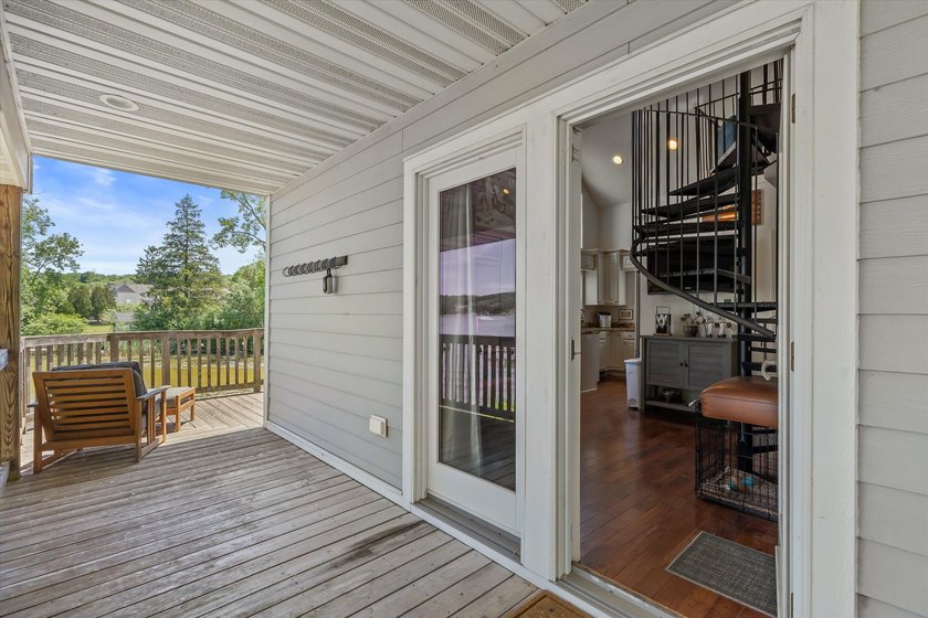 Lake life doesn't have to mean a huge house--just the perfect - photo 4