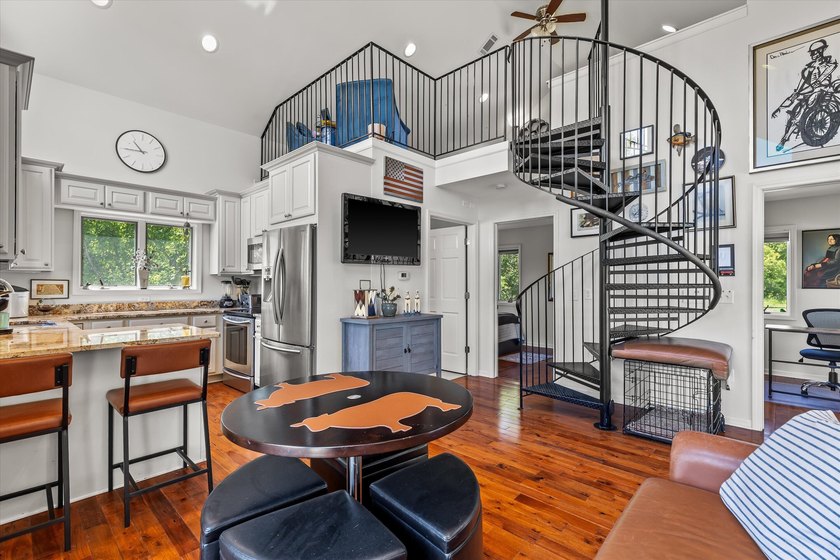 Lake life doesn't have to mean a huge house--just the perfect - photo 6