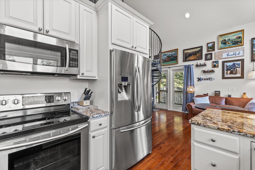 Lake life doesn't have to mean a huge house--just the perfect - photo 10