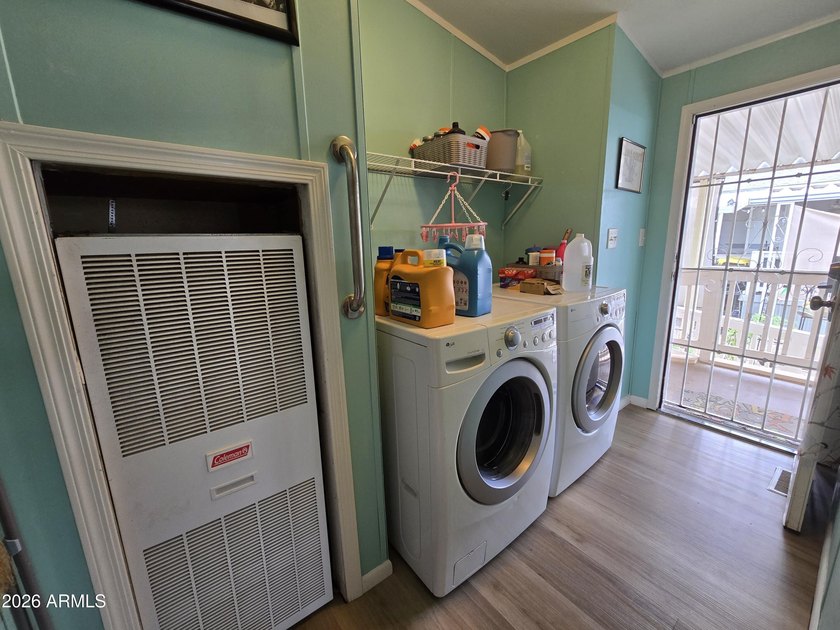 PRICED TO SELL! This is well-maintained 3-bedroom, 2-bath home - photo 14