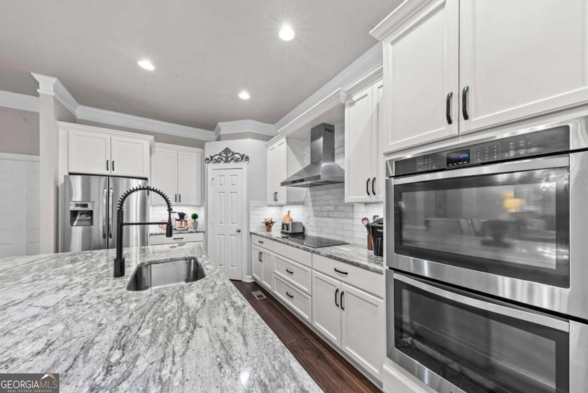 FEE SIMPLE townhome in MINT CONDITION offering one of the - photo 21