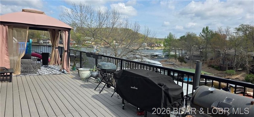 Large lakefront family home tucked back in a protective cove for - photo 15