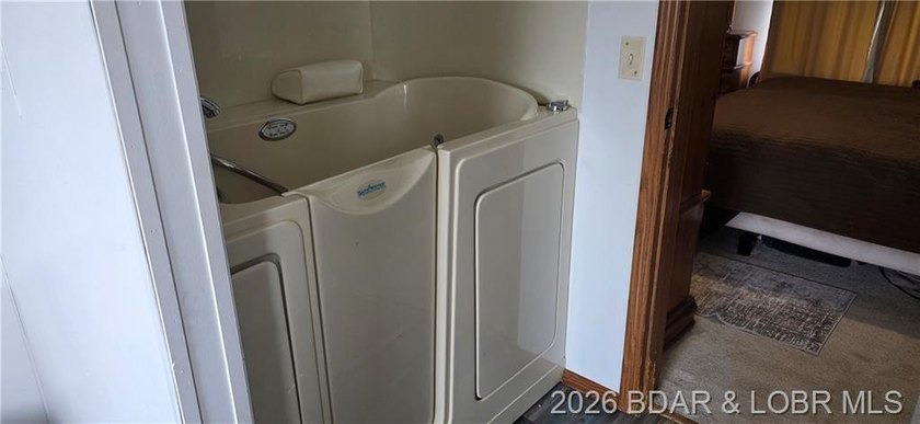 Large lakefront family home tucked back in a protective cove for - photo 32