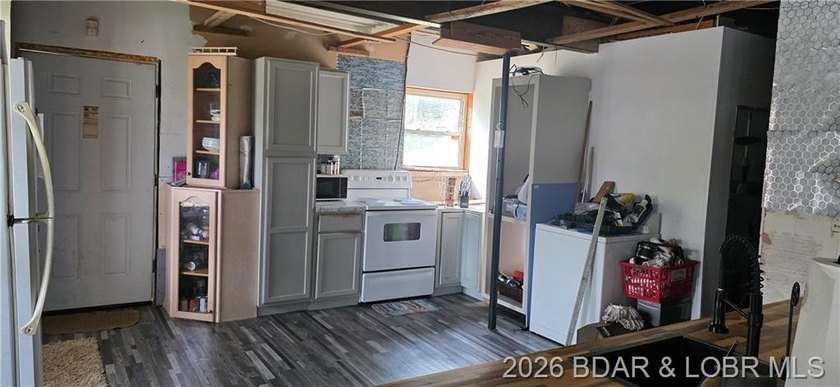 Large lakefront family home tucked back in a protective cove for - photo 47