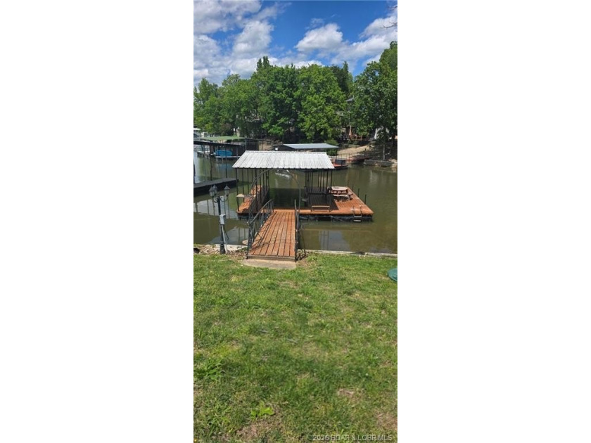 Large lakefront family home tucked back in a protective cove for - photo 48