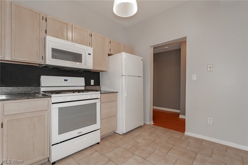 Welcome home to this beautifully updated 2 bedroom, 2 bathroom - photo 20