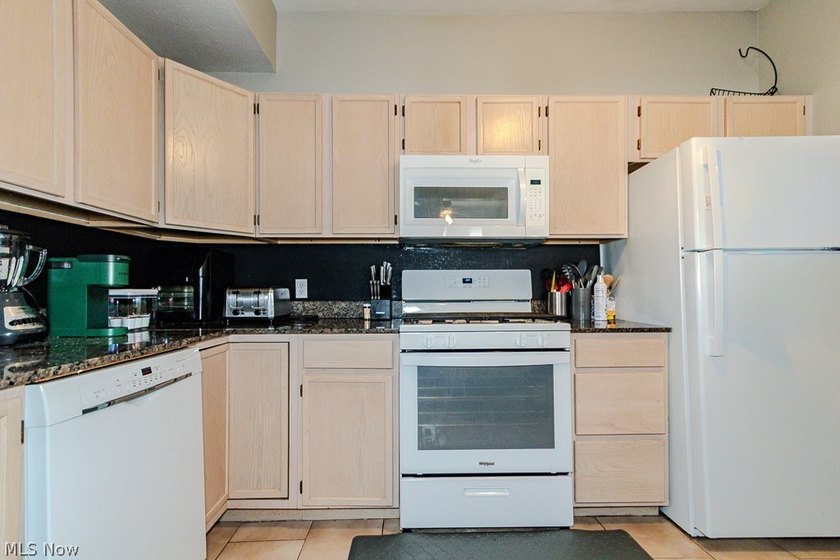Welcome home to this beautifully updated 2 bedroom, 2 bathroom - photo 21