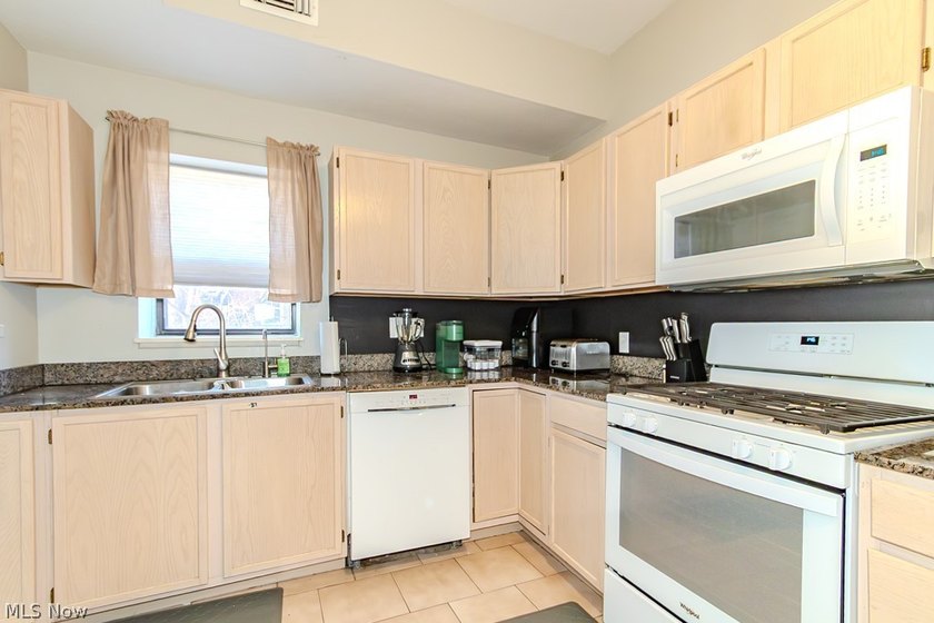 Welcome home to this beautifully updated 2 bedroom, 2 bathroom - photo 22
