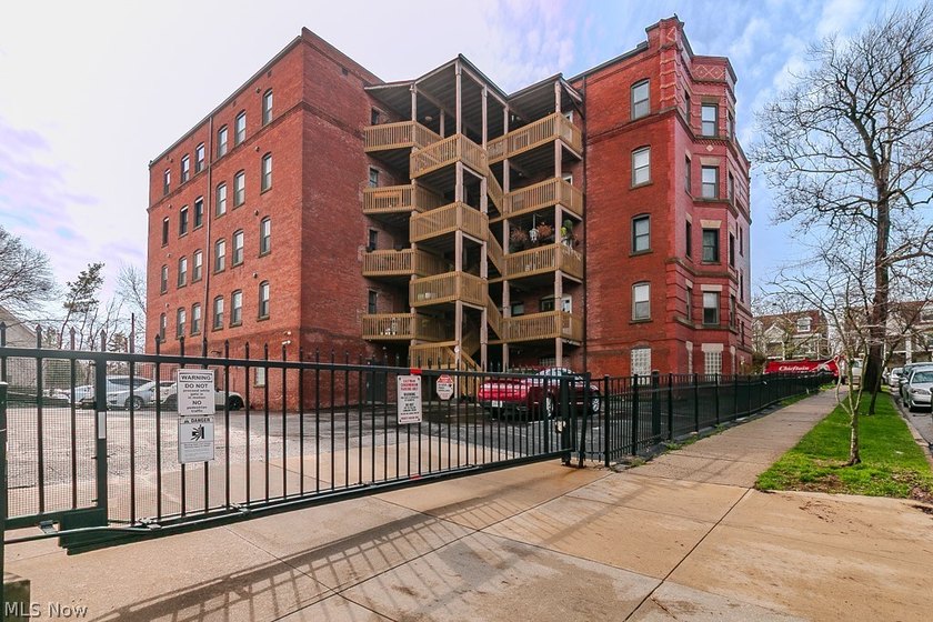 Welcome home to this beautifully updated 2 bedroom, 2 bathroom - photo 37