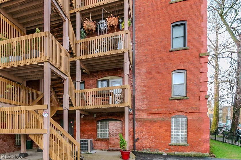 Welcome home to this beautifully updated 2 bedroom, 2 bathroom - photo 38