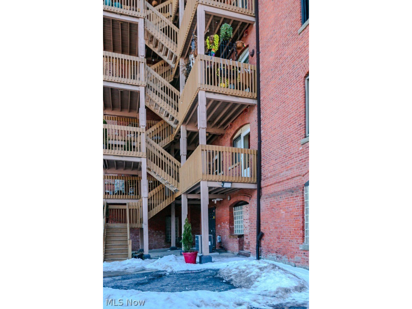Welcome home to this beautifully updated 2 bedroom, 2 bathroom - photo 39