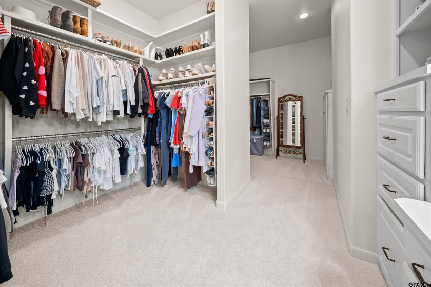 Welcome to 6987 Canal St. in the prestigious Oak Hollow - photo 21