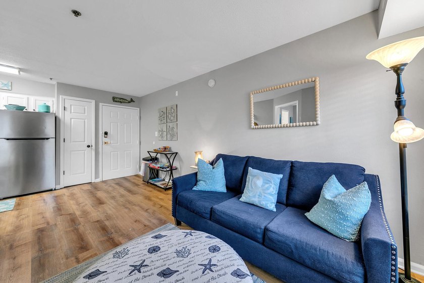 Location, Location, Location! Great opportunity to own a - photo 4