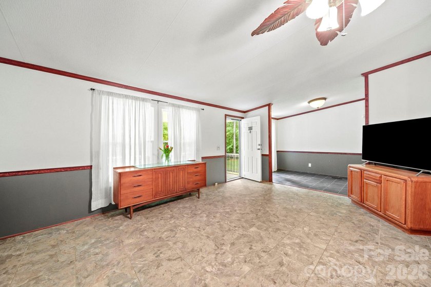 COUNTRY CHARM, CITY CONVENIENCE! If privacy is what you're - photo 5
