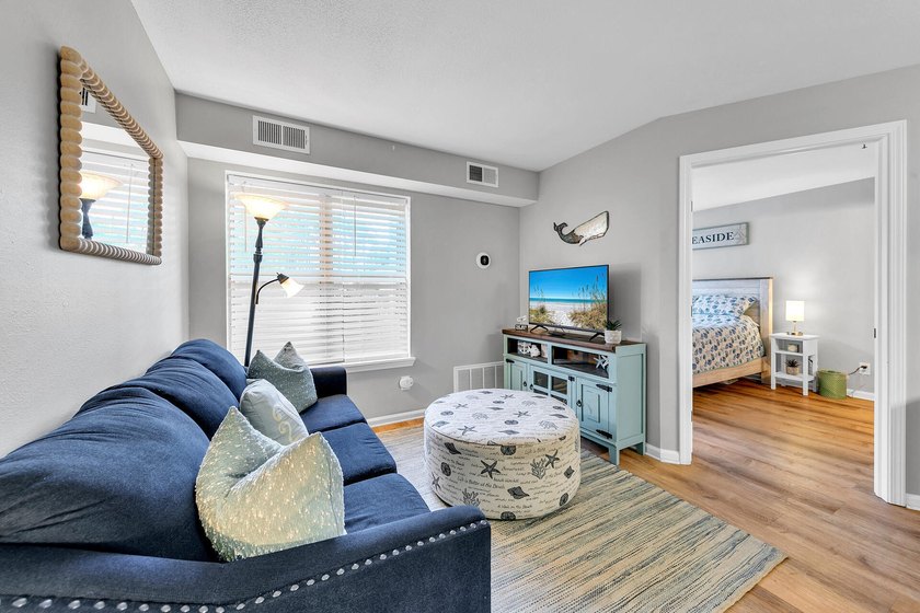 Location, Location, Location! Great opportunity to own a - photo 5