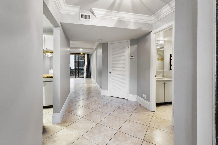 Highly desirable gated Villas at Meadow Lakes, an investor- and - photo 6