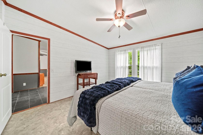 COUNTRY CHARM, CITY CONVENIENCE! If privacy is what you're - photo 8
