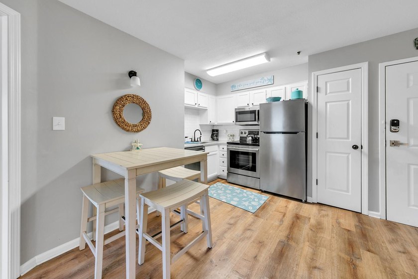 Location, Location, Location! Great opportunity to own a - photo 8