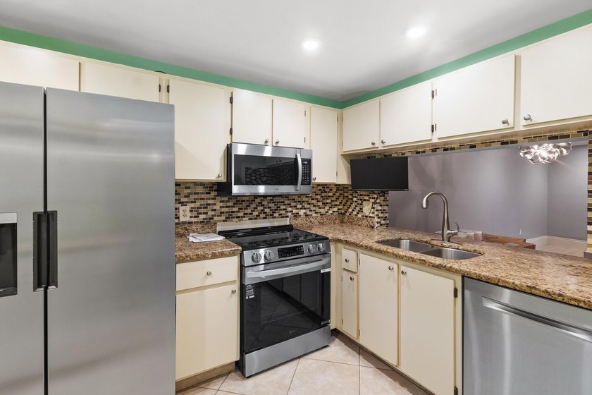 Highly desirable gated Villas at Meadow Lakes, an investor- and - photo 8