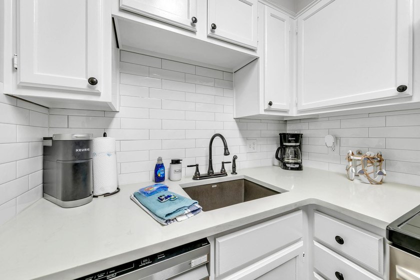 Location, Location, Location! Great opportunity to own a - photo 10