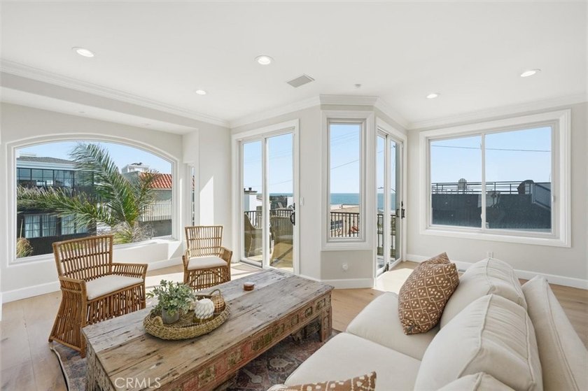 LOCATED JUST FOUR HOUSES FROM THE STRAND, this beautifully - photo 13