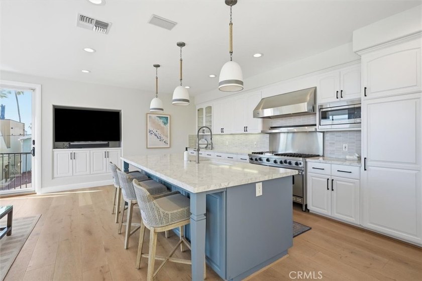 LOCATED JUST FOUR HOUSES FROM THE STRAND, this beautifully - photo 14