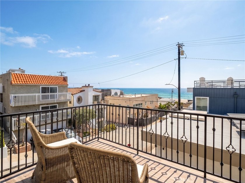 LOCATED JUST FOUR HOUSES FROM THE STRAND, this beautifully - photo 21