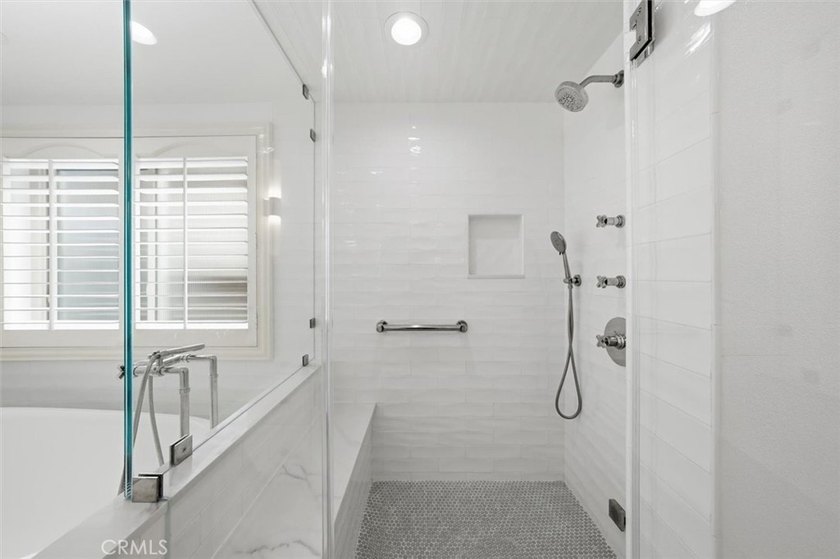 LOCATED JUST FOUR HOUSES FROM THE STRAND, this beautifully - photo 23