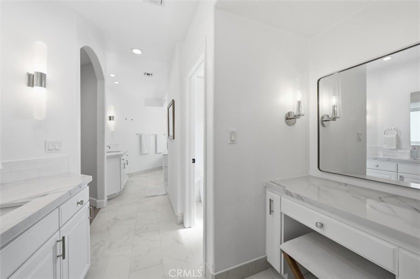 LOCATED JUST FOUR HOUSES FROM THE STRAND, this beautifully - photo 25