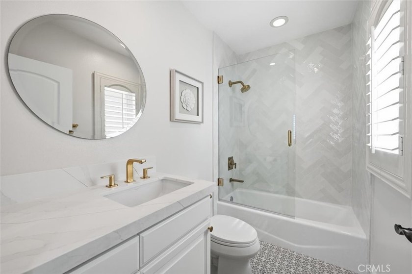 LOCATED JUST FOUR HOUSES FROM THE STRAND, this beautifully - photo 27