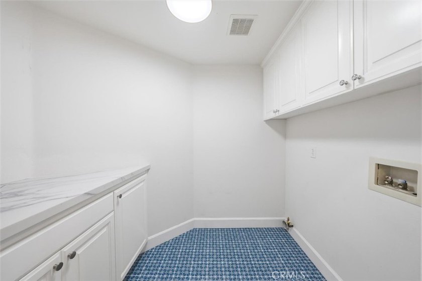 LOCATED JUST FOUR HOUSES FROM THE STRAND, this beautifully - photo 29