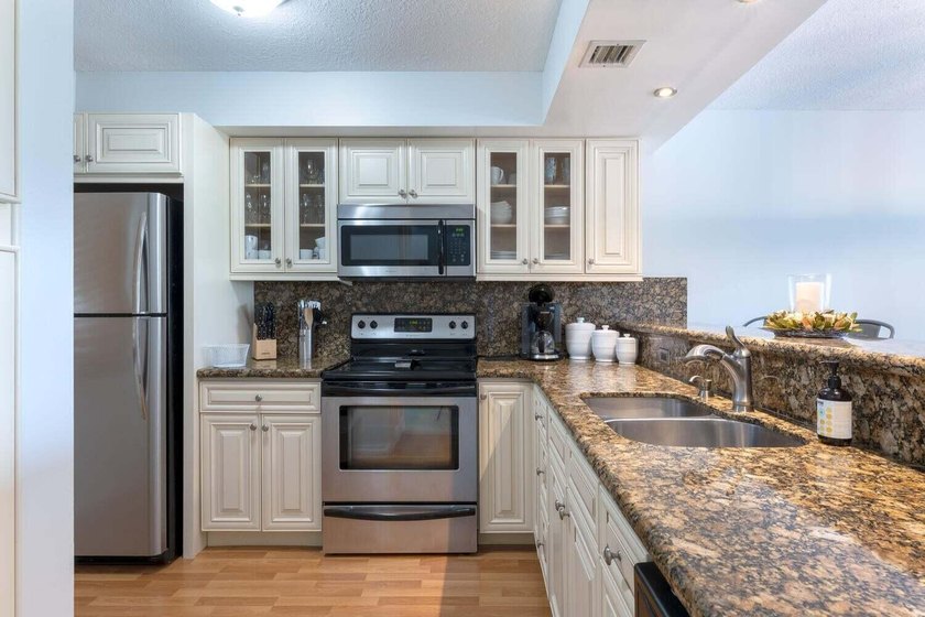 Beautiful furnished 2 bedroom 2 bath unit with open kitchen and - photo 13