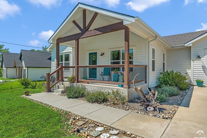 A beautifully designed ranch home located on a spacious lot in - photo 5