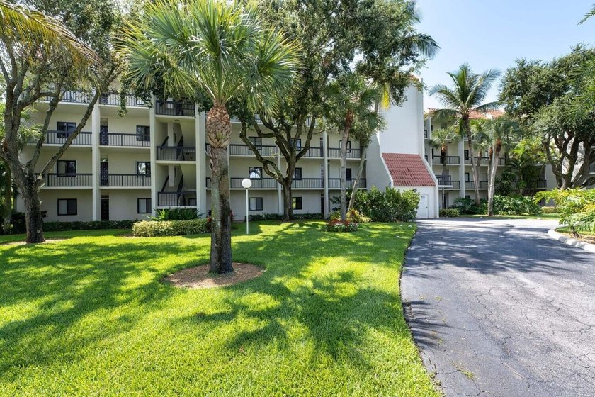 Beautiful furnished 2 bedroom 2 bath unit with open kitchen and - photo 22