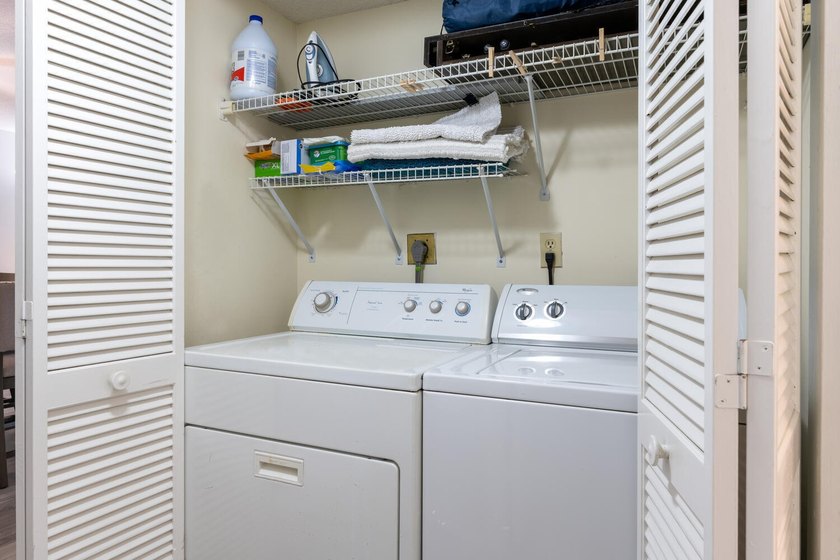 Beautiful furnished 2 bedroom 2 bath unit with open kitchen and - photo 23
