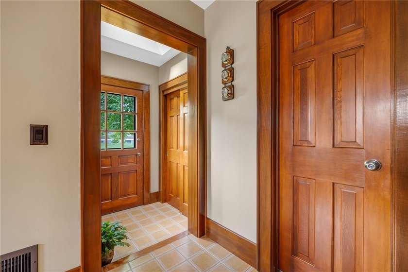 Craftsman charm meets today's modern updates! This beautifully - photo 13