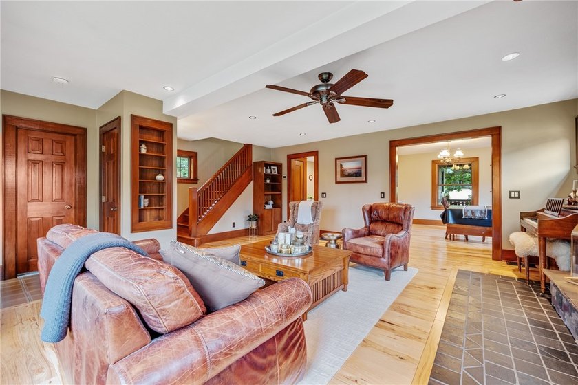 Craftsman charm meets today's modern updates! This beautifully - photo 14