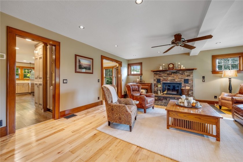 Craftsman charm meets today's modern updates! This beautifully - photo 19