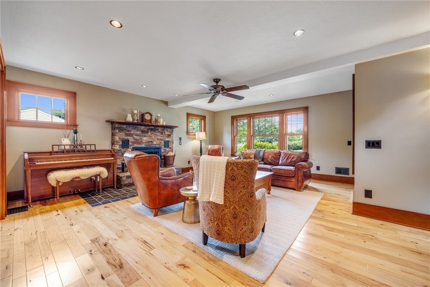 Craftsman charm meets today's modern updates! This beautifully - photo 20