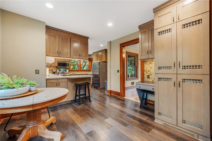 Craftsman charm meets today's modern updates! This beautifully - photo 25