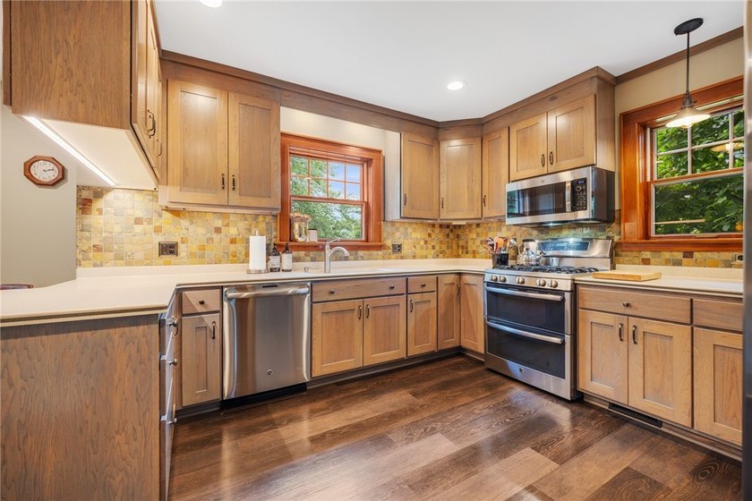 Craftsman charm meets today's modern updates! This beautifully - photo 30