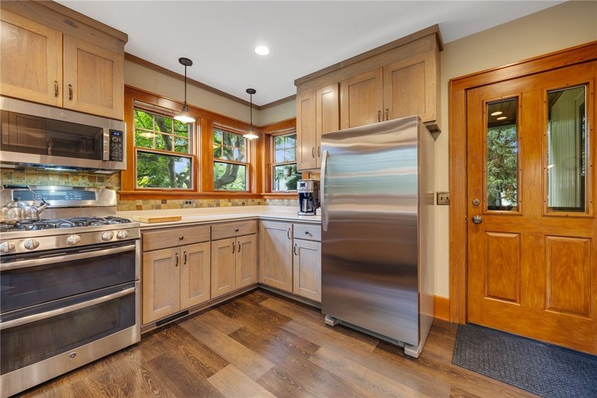 Craftsman charm meets today's modern updates! This beautifully - photo 33